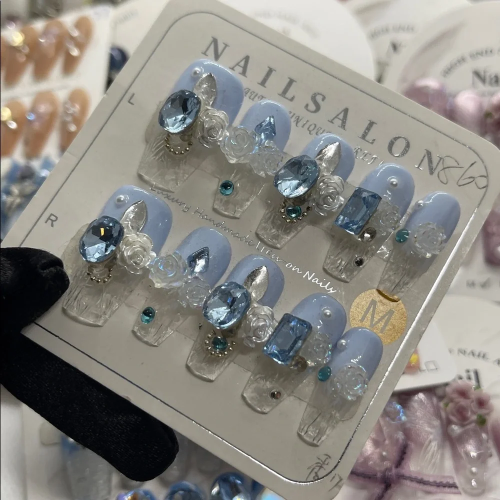 M size Elegant Blue and White Nail Art Set